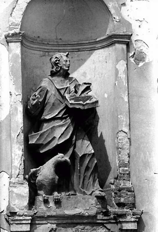 Постать євангеліста Іоана в ніші