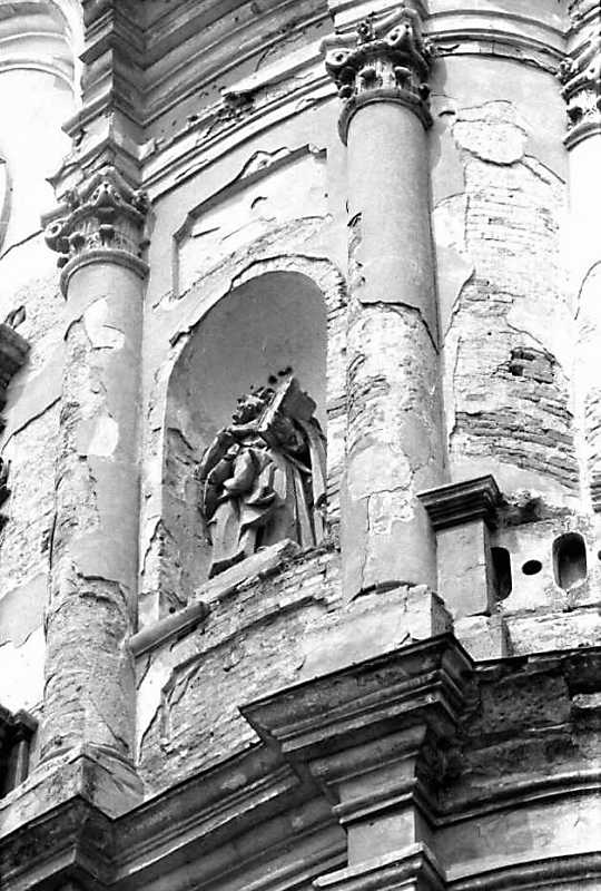 Постать у ніші