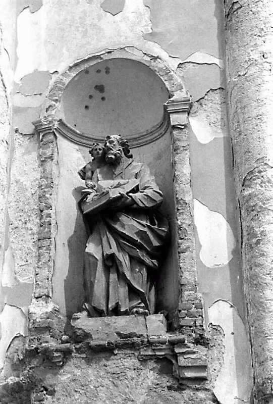 Ніша з постаттю