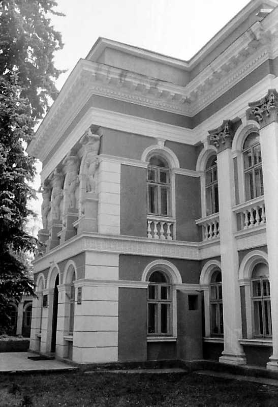 1989 р. Головний корпус. Ризаліт…