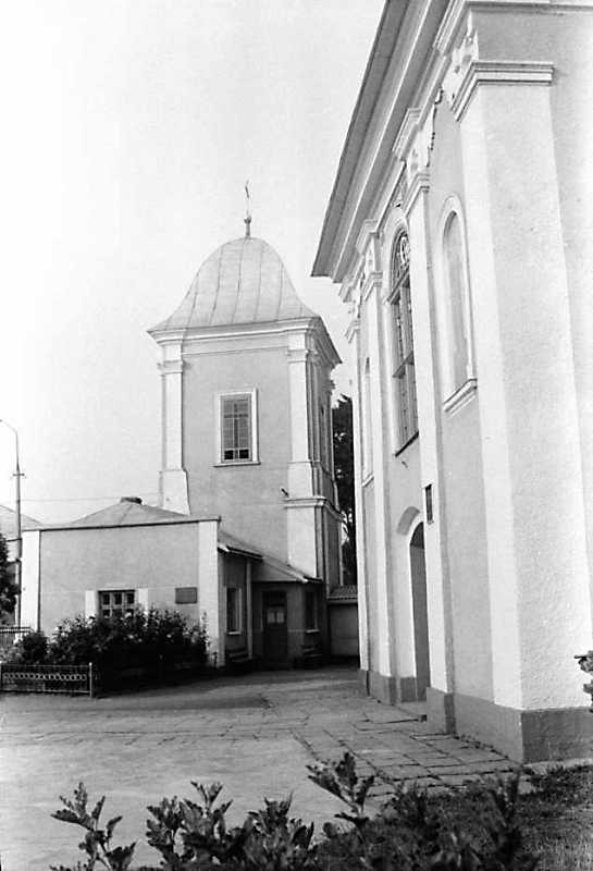 1989 р. Дзвіниця і головний фасад…