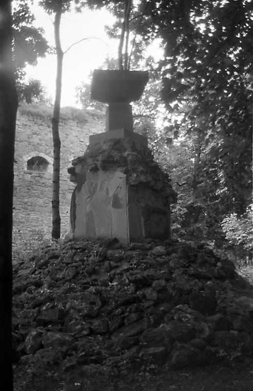 1989 р. Залишки пам’ятника в парку…