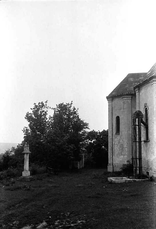 Колона зі скульптурою (південна) та…