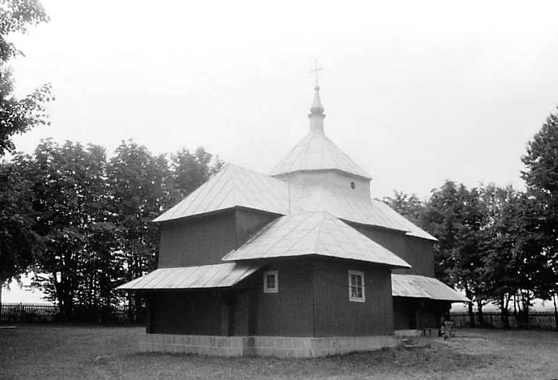 Церковне обійстя розташоване в центрі села на головній поперечній вулиці (яка… Церква Покрови