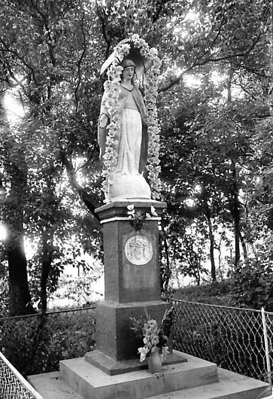 1989 р. Скульптура богородиці біля…