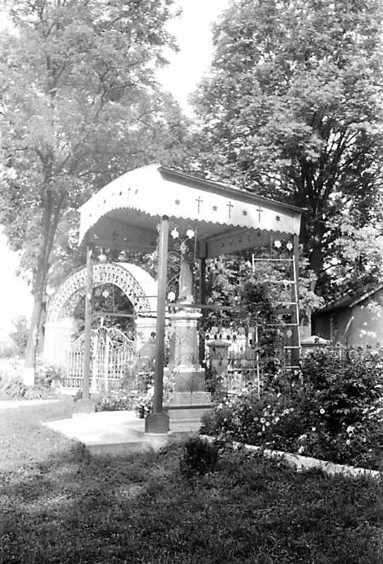 1989 р. Брама і скульптура богородиці.…