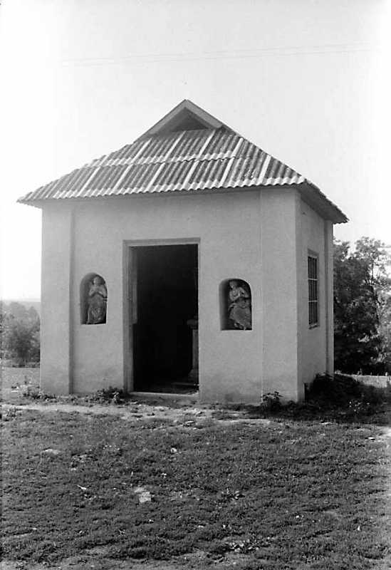 Каплиця біля костелу