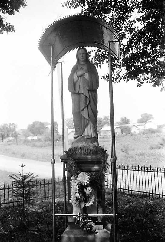 1989 р. Скульптура біля церкви