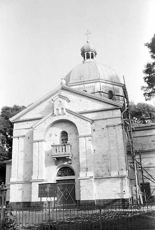 Церква біля замку