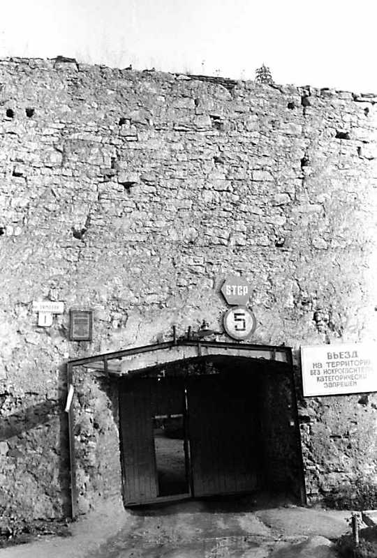 1989 р. Брама у північному мурі.…