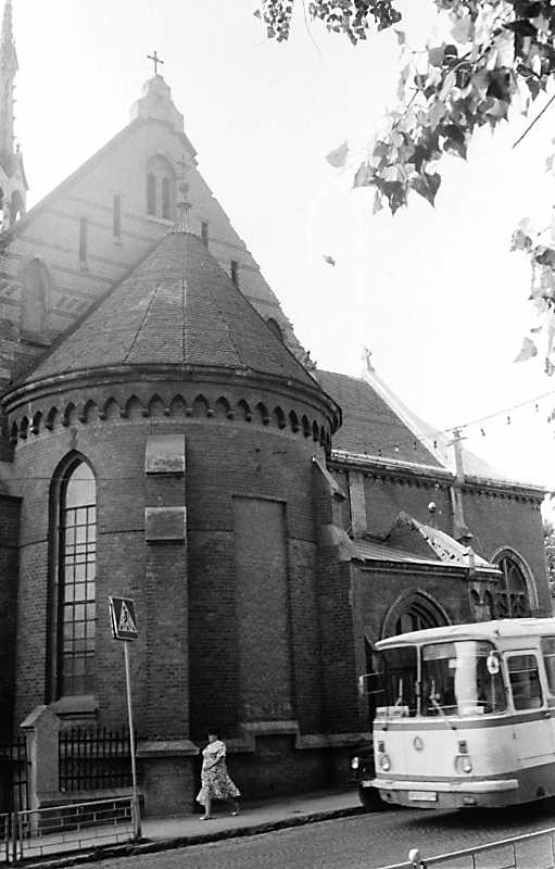 1989 р. Трансепт і вівтар. Вигляд з…