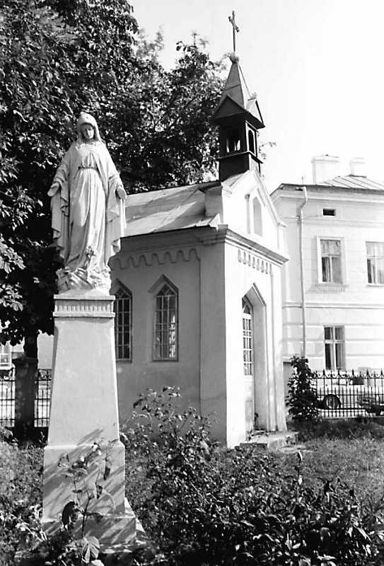 1989 р. Фігура богородиці на тлі каплиці