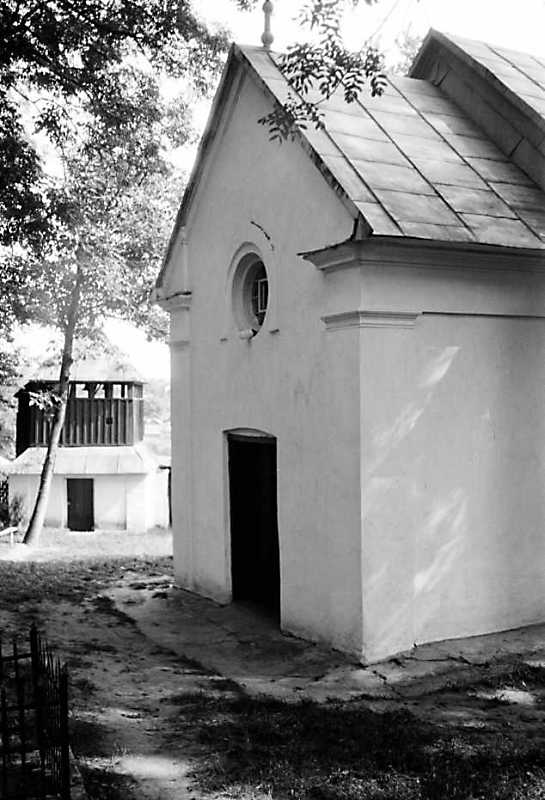 1989 р. Дзвіниця і бабинець церкви.…