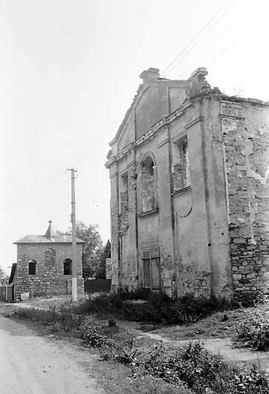 1989 р. Дзвіниця і фрагмент костелу.…