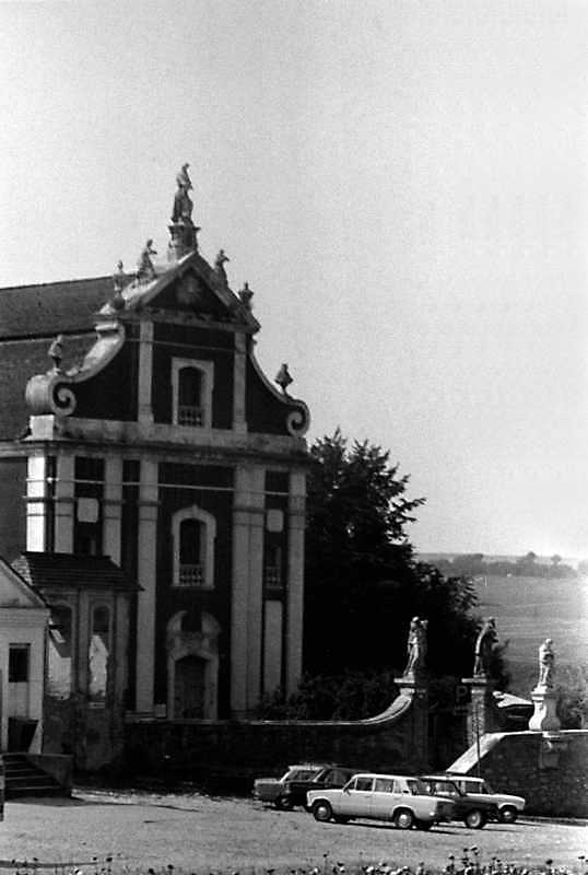 1989 р. Дзвіниця, костел і ґанок.…