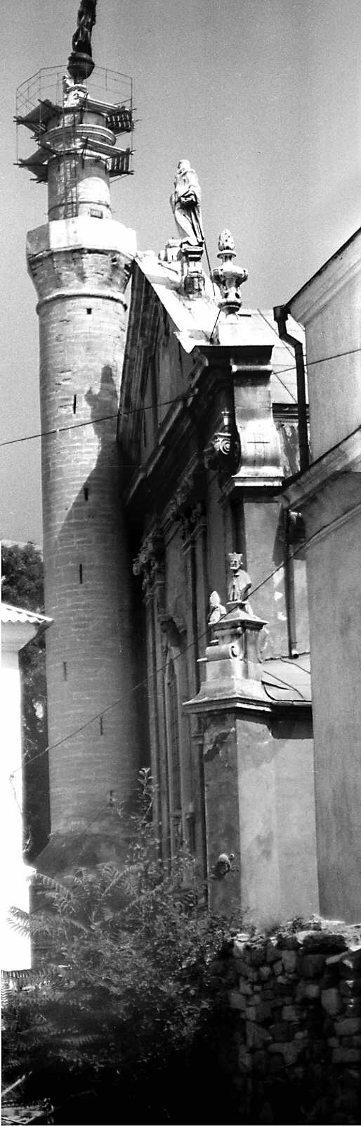 1989 р. Західний фасад костелу та…