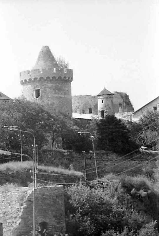 1989 р. Фрагмент напівбашти на мосту,…