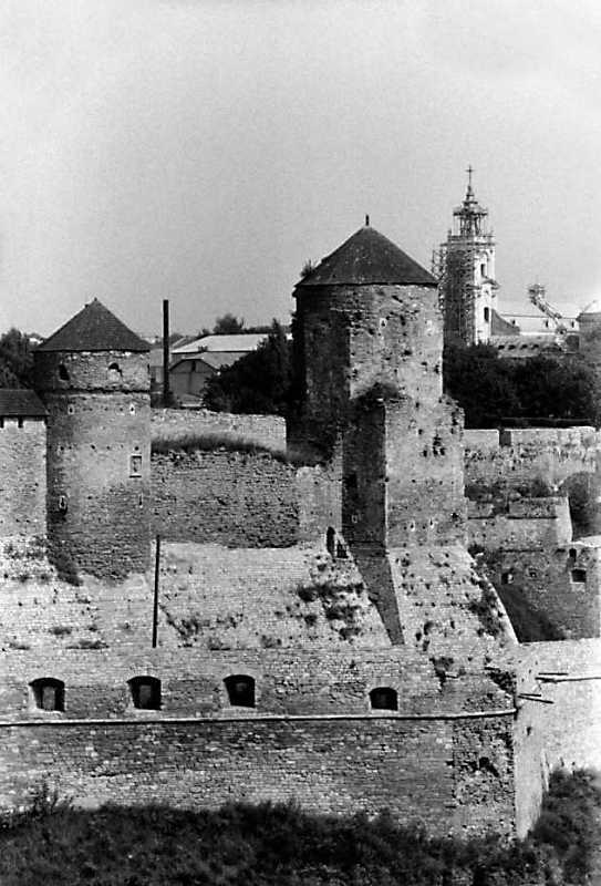 1989 р. Башти Ковпак і Папська на тлі…