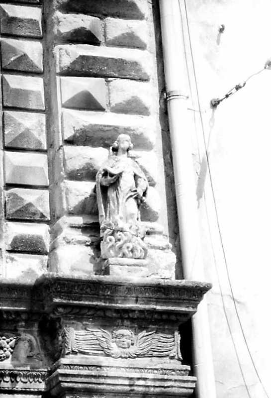 Скульптура невідомого мені святого на…