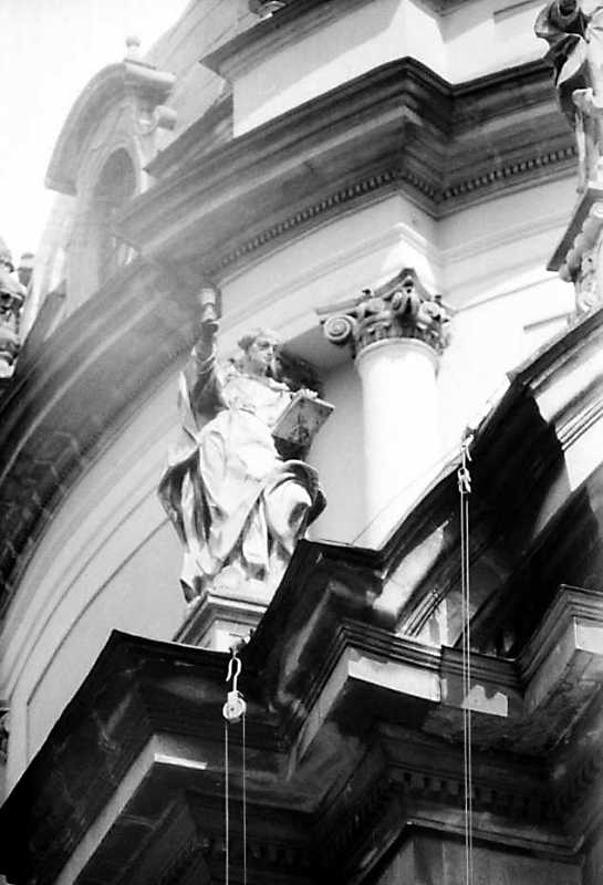 Постать 1 на фронтоні головної нави