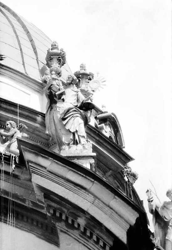 Постать 3 на фронтоні головної нави