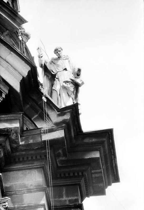 Постать 4 на фронтоні головної нави