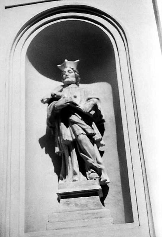 1990 р. Скульптура в правій ніші…