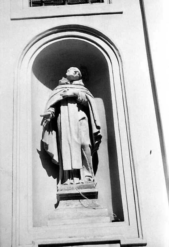 1990 р. Скульптура в лівій ніші…