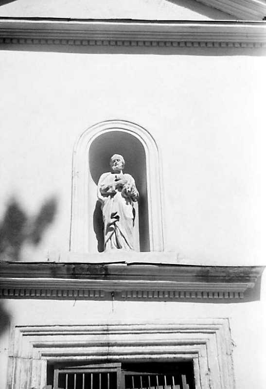 1990 р. Скульптура в ніші