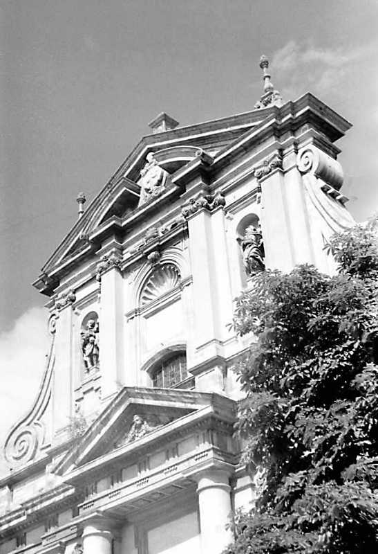 1990 р. Верхня частина головного…