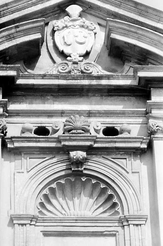 Фронтон 2-го ярусу