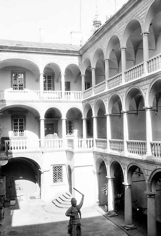 1990 р. Двір з аркадами. Вигляд із…