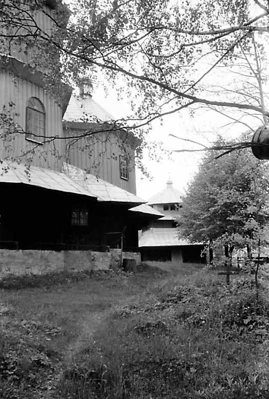 1990 р. Фрагмент церкви і дзвіниця.…