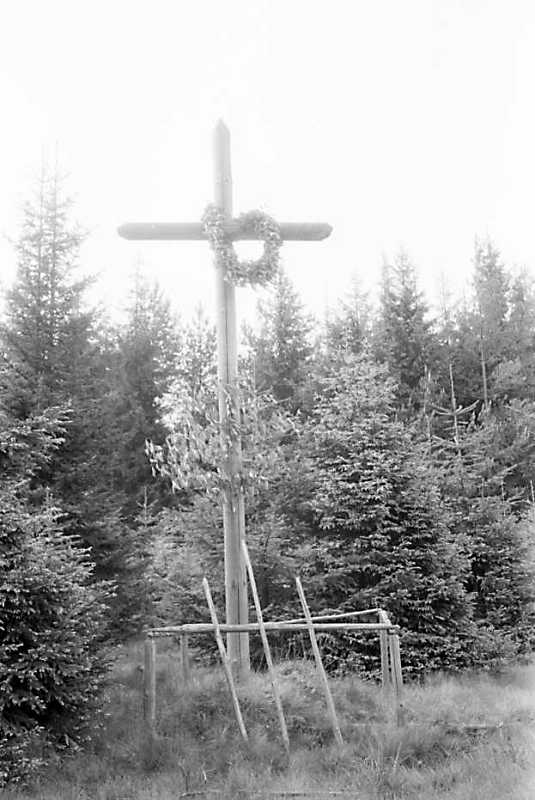 1990 р. Хрест при дорозі із…