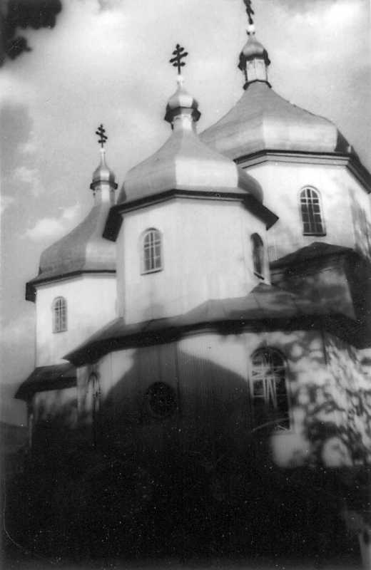 1990 р. Вівтар, бічне рамено і нава.…