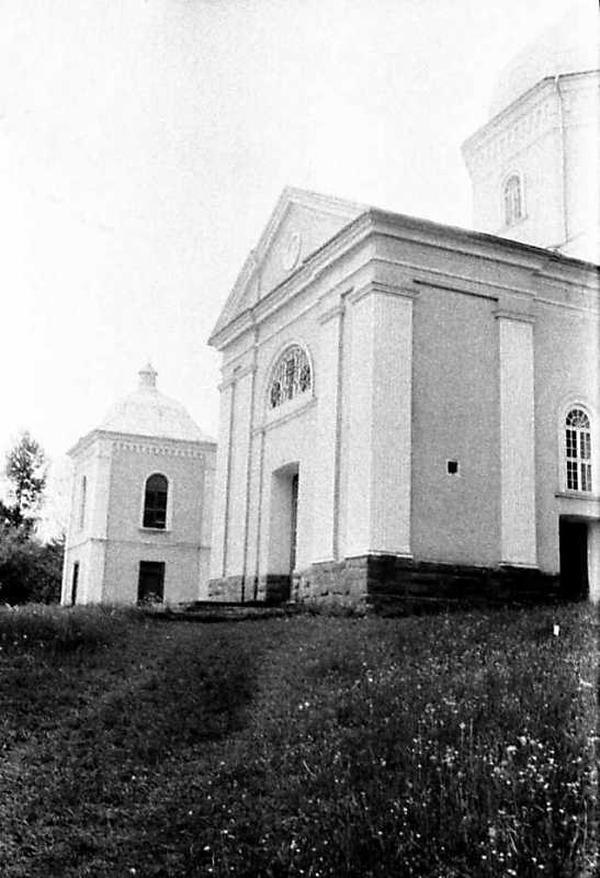 1990 р. Дзвіниця і бабинець церкви.…