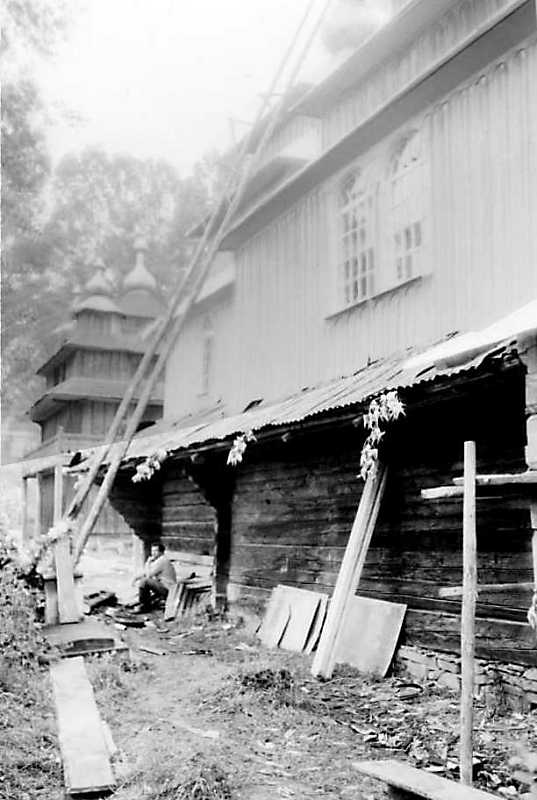 1990 р. Дзвіниця і фрагмент церкви.…