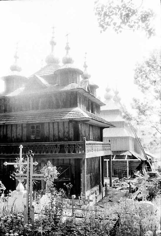 1990 р. Дзвіниця і церква. Вигляд із…