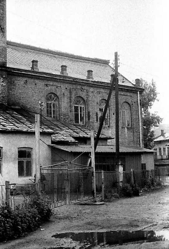 1990 р. Бічний фасад