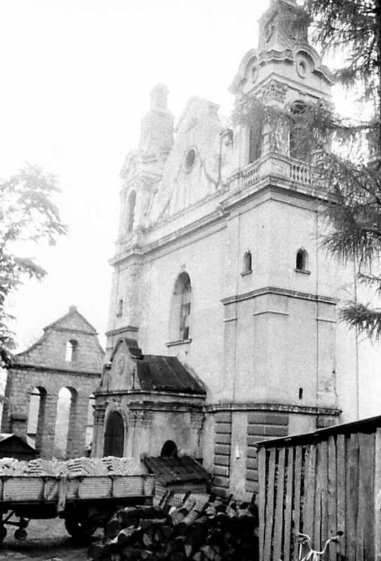 1990 р. Дзвіниця і головний фасад…