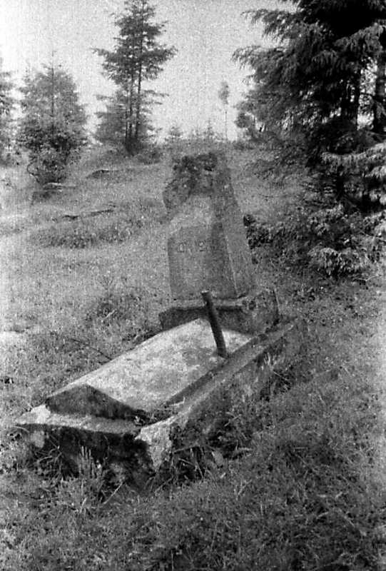1990 р. Розбитий надгробок на…