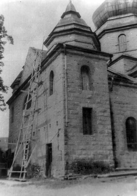 1990 р. Чільний фасад. Вигляд з…