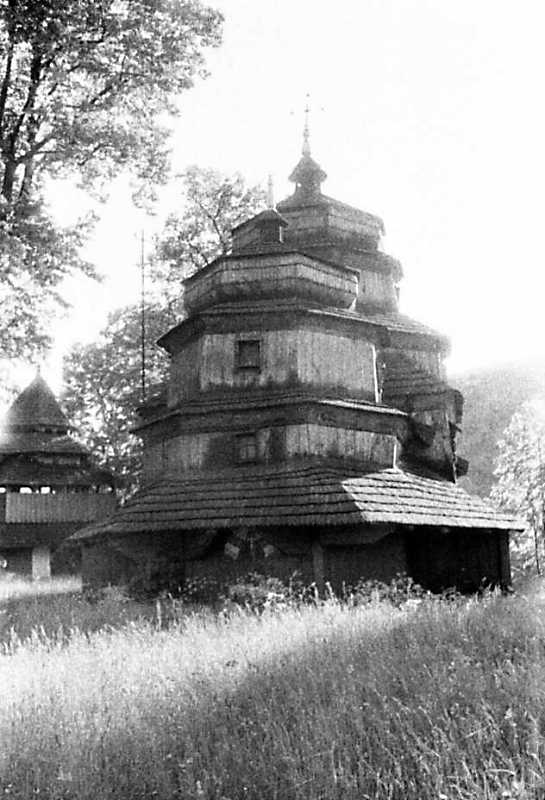 1990 р. Дзвіниця і церква. Вигляд з…