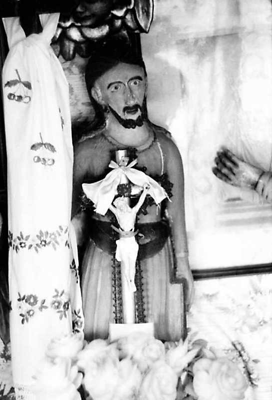 1990 р. Постать пристоячого біля церкви