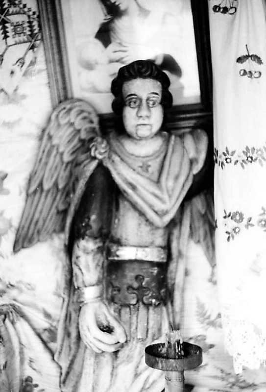 1990 р. Постать ангела біля церкви