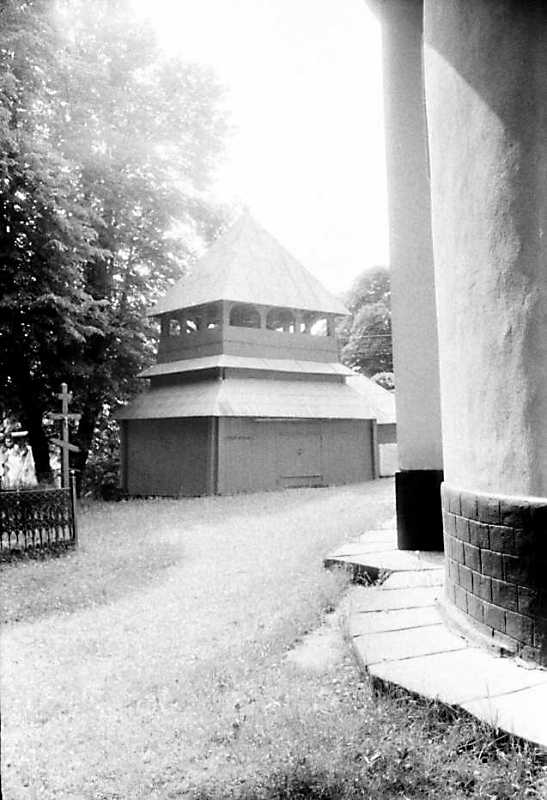 1990 р. Дзвіниця і фрагмент церкви.…