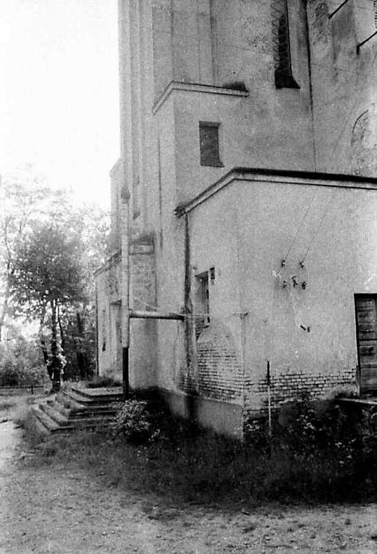 1990 р. Головний фасад у ракурсі.…