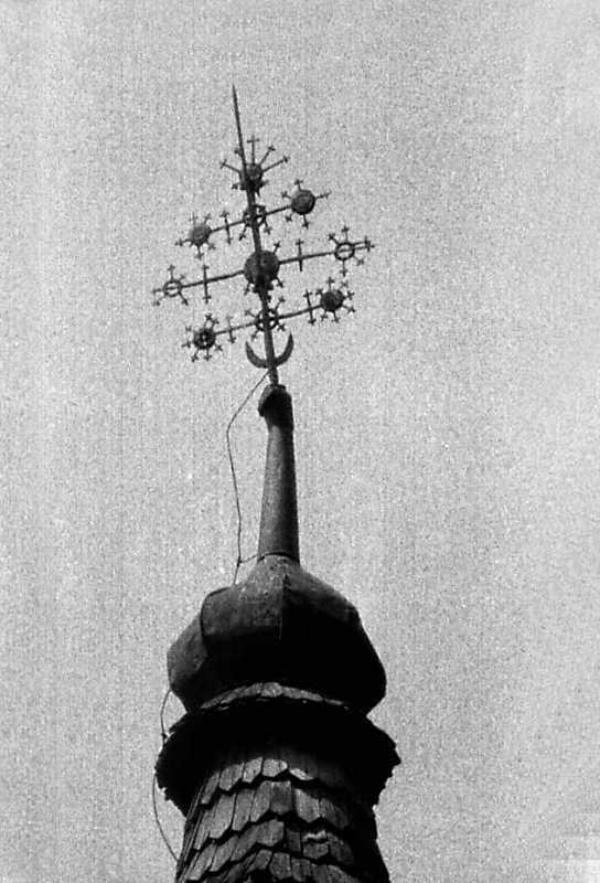 1990 р. Хрест над вівтарем