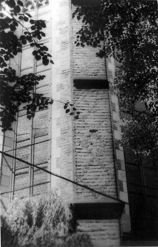 1990 р. Контрфорс вівтаря. Вигляд з…