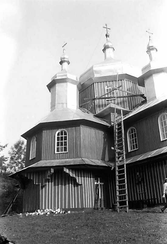 1990 р. Бічне рамено і нава. Вигляд з…